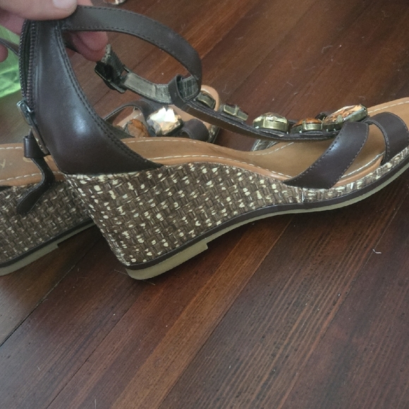 libby. edelman Brown Wedge Shoes with Stylish Design - Picture 6 of 6